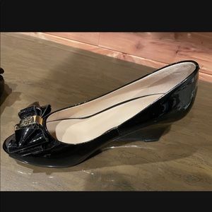 Great almost new condition wedge TB shoes